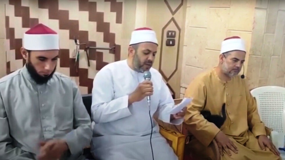 شاهد كيف تعامل معها الإمام.. قطة صغيرة تصر على حضور أمسية دينية بأحد المساجد المصرية (صور + فيديو)