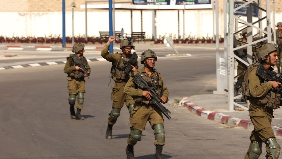 الجيش الإسرائيلي يعترف بوجود أسرى لدى المقاومة الفلسطينية وقتال يجري في 22 موقعا داخل إسرائيل