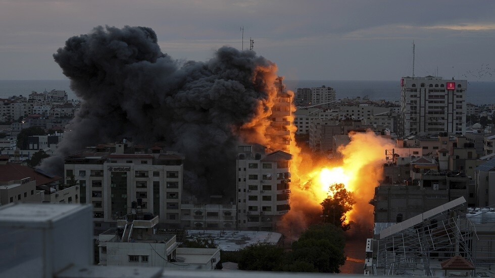 صور مرعبة لتدمير الطائرات الإسرائيلية برج فلسطين في قطاع غزة .. "صور"