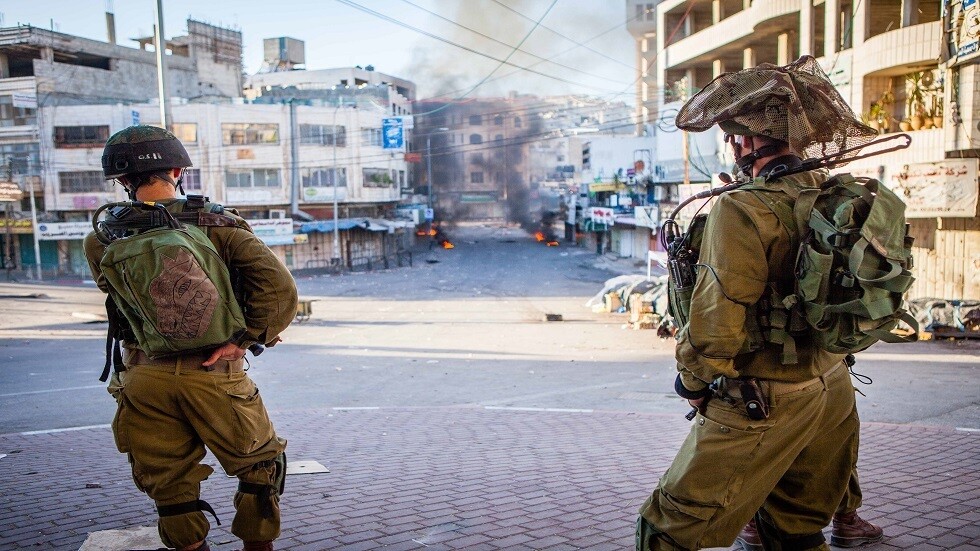مراسلتنا: المستوطنون يعتدون على منازل الفلسطينيين جنوب نابلس ويقطعون الطريق أمام موكب جنازة "فيديو"