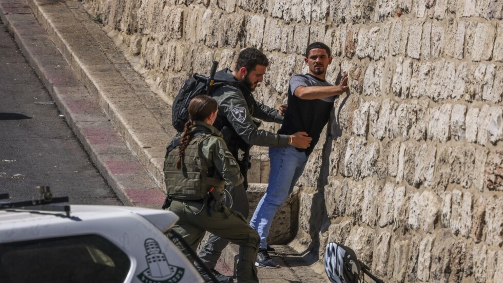 إسرائيليون يهاجمون فلسطينيين ورعاة ماشية جنوب الخليل واعتقال سيدة في القدس و4 شبان