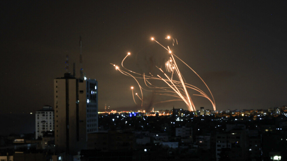 مصادر فلسطينية: المقاومة تطلق رشقة صاروخية تجاه مواقع إسرائيلية