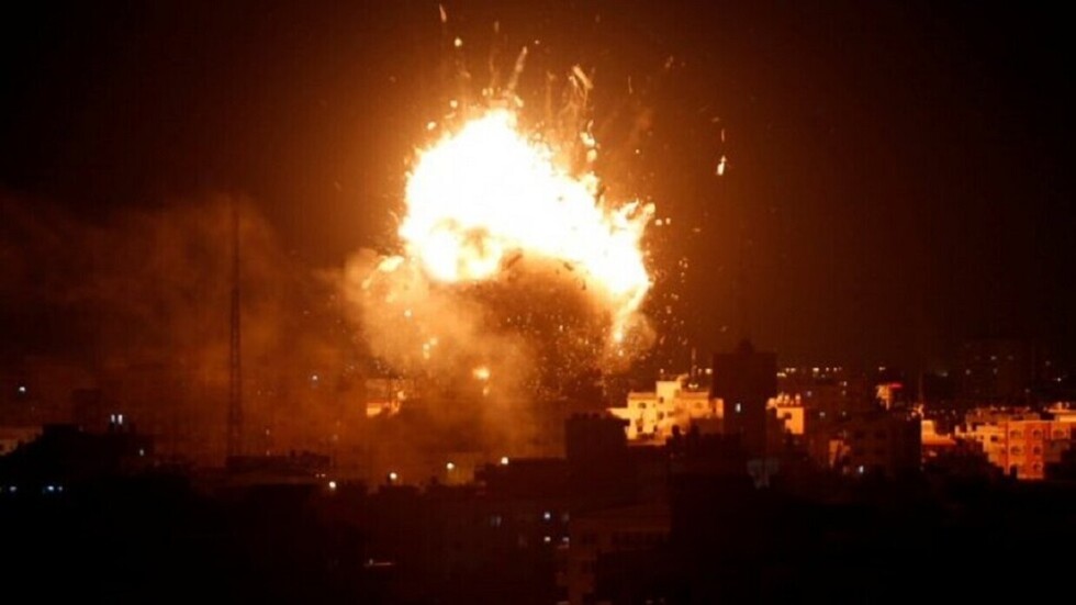 مشاهد لطبيب فلسطيني يستلقي بجانب جثة ابنه بعد مقتله بقصف إسرائيلي (فيديو)