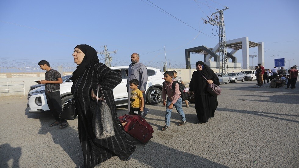خروج 500 فلسطيني من حاملي الجنسيات المزدوجة من غزة إلى مصر عبر معبر رفح اليوم (فيديو)