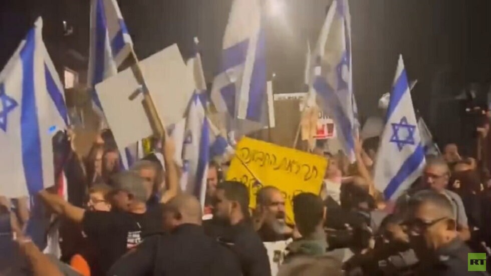 تظاهرة في القدس لأهالي الأسرى تطالب نتنياهو بتسليم نفسه وعائلته لحماس (فيديو)