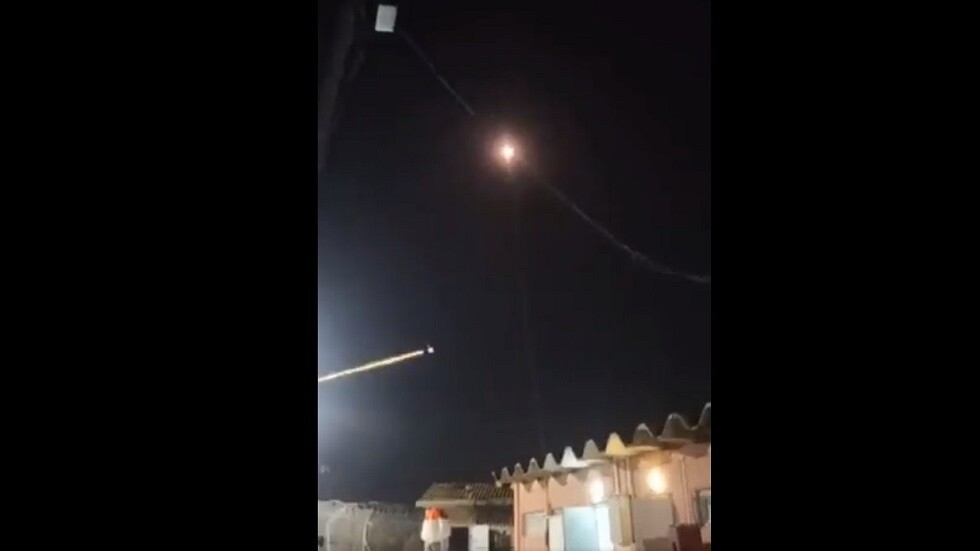 نيران صديقة.. أحد صواريخ القبة الحديدية يفشل في اعتراض صواريخ من غزة ويسقط في تل أبيب (فيديو)