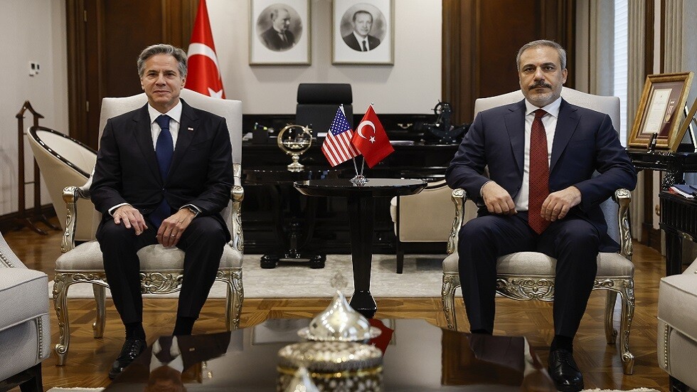 بلينكن يجتمع مع فيدان.. وأردوغان خارج أنقرة واحتجاجات داخلها
