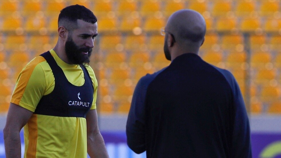 كواليس إقالة المدرب.. وتفاصيل "تهديد" بنزيما لإدارة الاتحاد السعودي