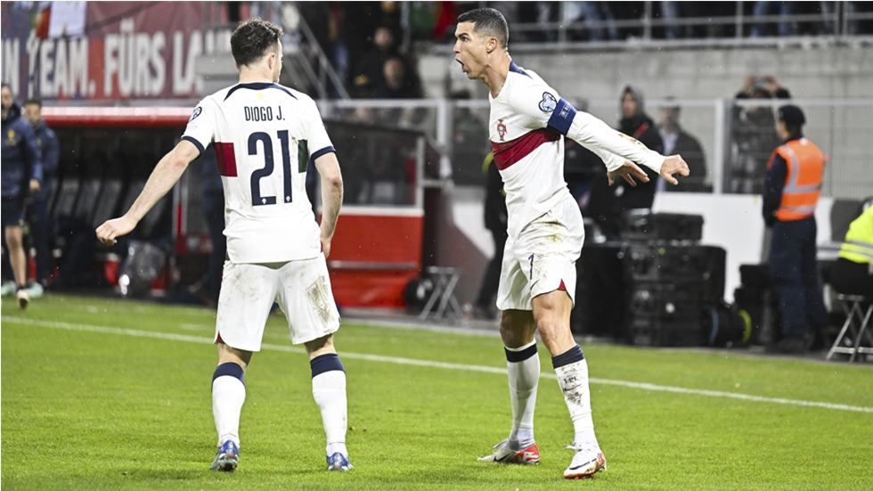 تصفيات "يورو 2024".. رونالدو يقود البرتغال لفوز جديد ويعزز رقمه القياسي