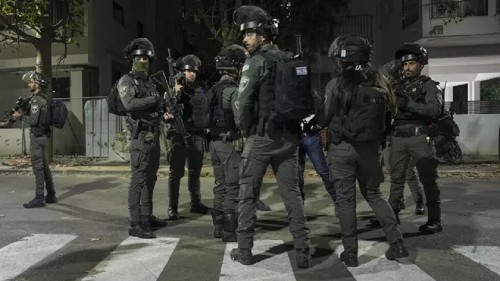 الشرطة الإسرائيلية تعتقل شابا ثلاثينيا للاشتباه بدخوله كنيسا يهوديا في اللد والهتاف "الله أكبر"