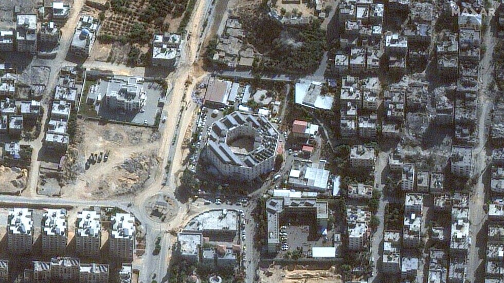 مراسلنا:  مقتل 12 جريحا ومرافقا جراء القصف الإسرائيلي للمستشفى الإندونيسي (فيديو)