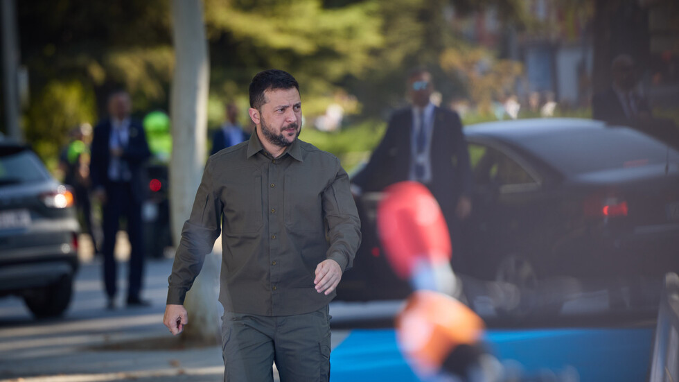 "الغارديان": زيلينسكي يخشى من الهزيمة في الانتخابات الرئاسية بعد انتهاء الأعمال القتالية