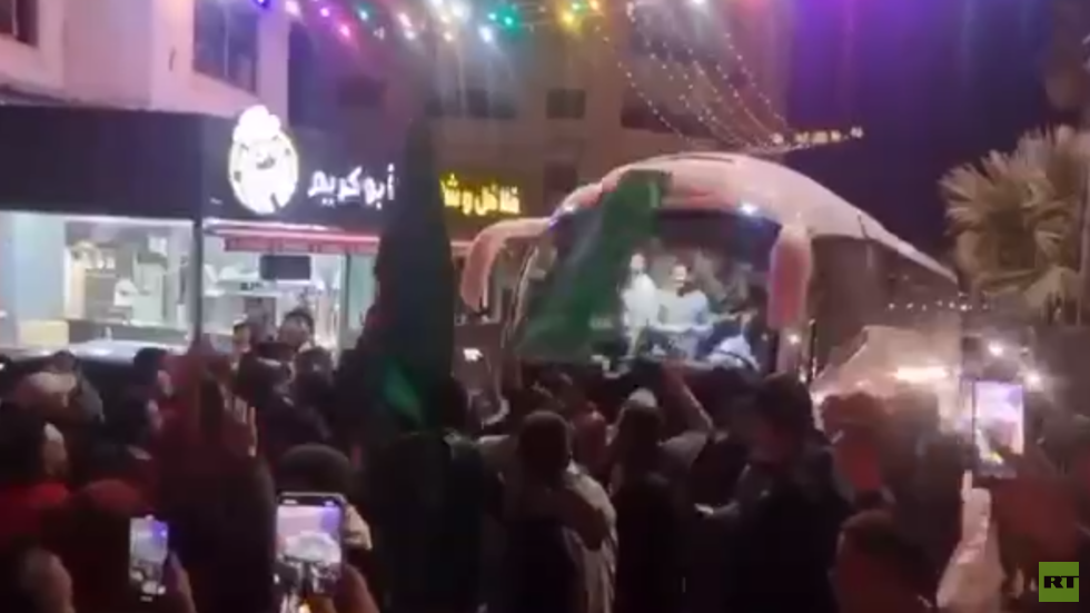 مشاهد مؤثرة وهتافات لـ"حماس" خلال استقبال أسرى فلسطينيين محررين في اليوم الثاني من الهدنة (فيديوهات)