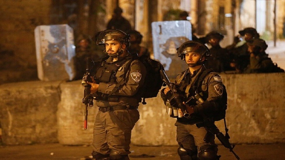 فيديوهات.. لحظة لقاء الأسيرة إسراء جعابيص بعائلتها والجيش الإسرائيلي يحول منزلها لثكنة عسكرية