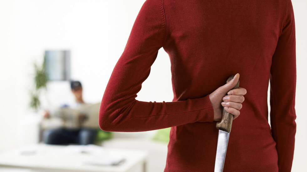 "هذا هو ثمن الخيانة".. امرأة تركية ترمي زوجها من الطابق الثاني وتلاحقه بالسكين (فيديو)