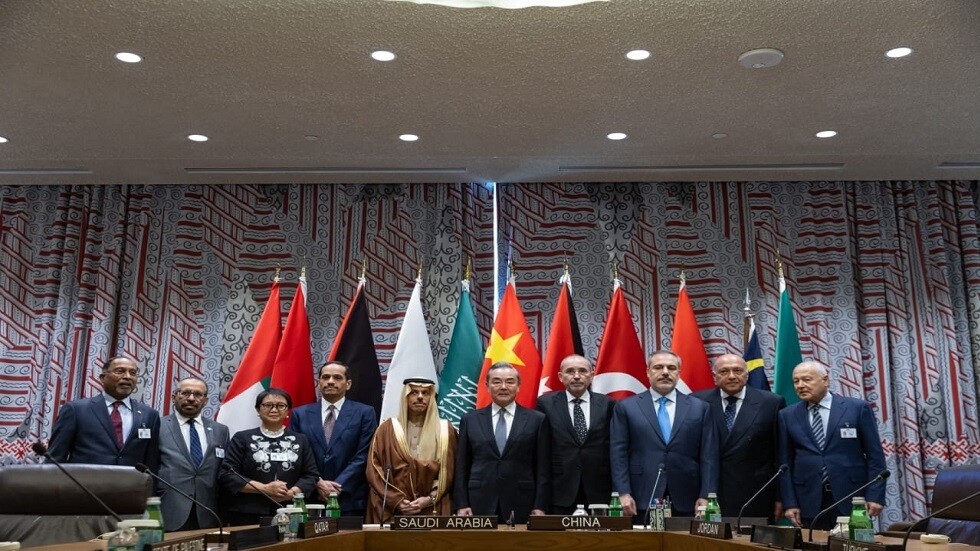 اللجنة الوزارية المكلفة من قبل القمة العربية الإسلامية تعقد اجتماعا مع وزير الخارجية الصيني