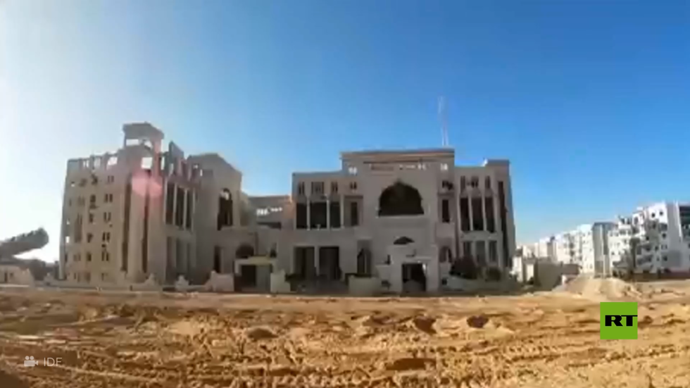 لحظة تدمير مبنى قصر العدل في قطاع غزة