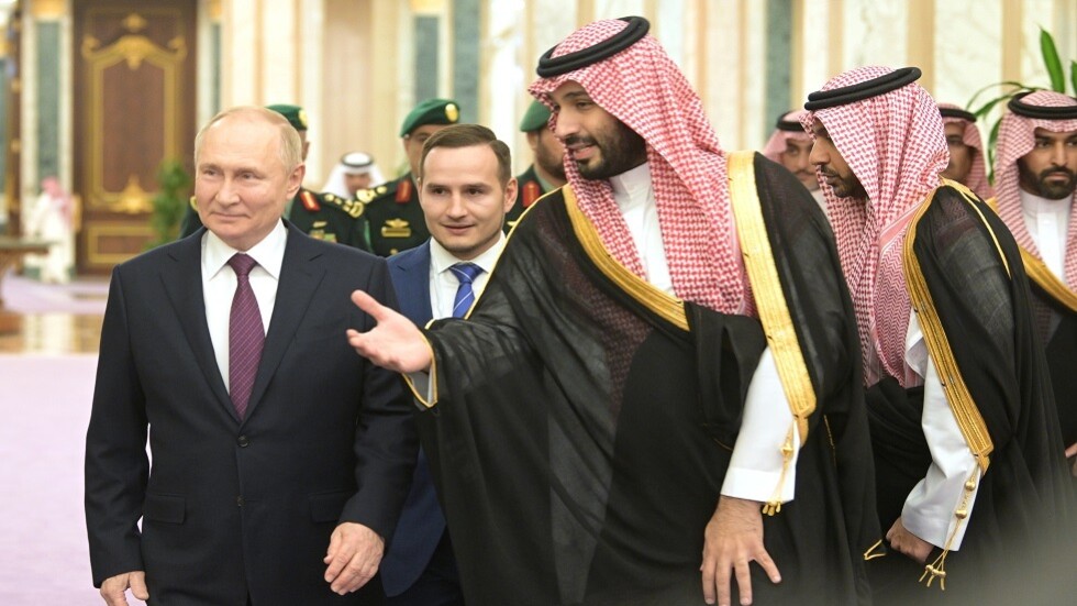 سياسي فرنسي: السعودية استقبلت بوتين بحفاوة كبيرة خلافا للادعاءات الغربية بأن "روسيا معزولة"