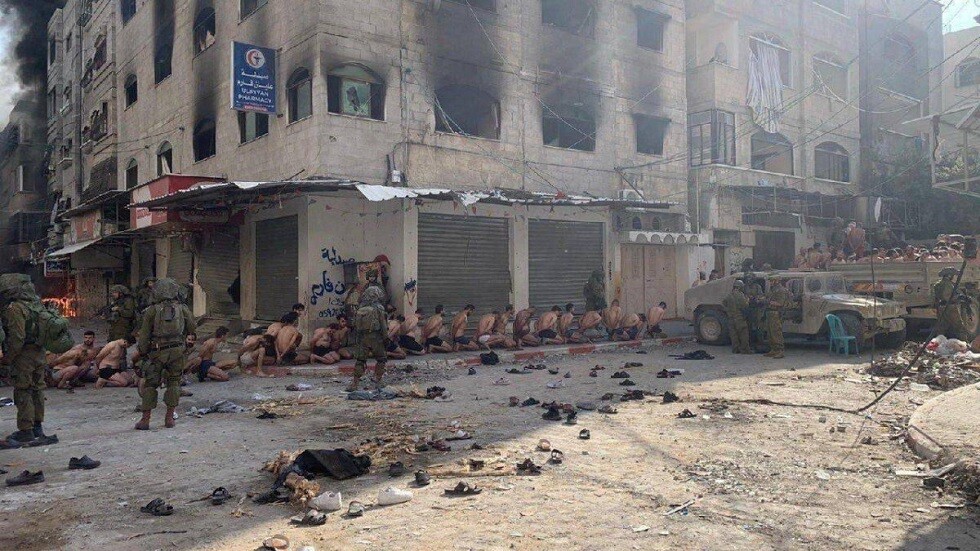 أول تعليق إسرائيلي على صور اعتقال واقتياد الجيش الإسرائيلي لمدنيين فلسطينيين