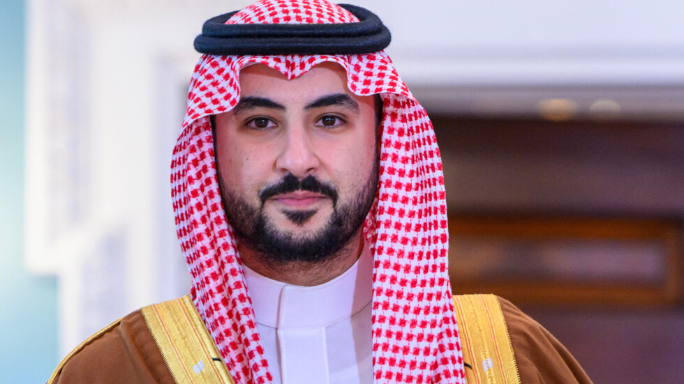 وزير الدفاع السعودي يجري اتصالا هاتفيا بالأمين العام لحلف 
