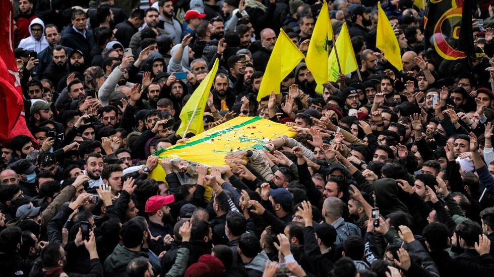بالفيديو.. سقوط صاروخ إسرائيلي قرب مكان تشييع عنصر لـ"حزب الله"