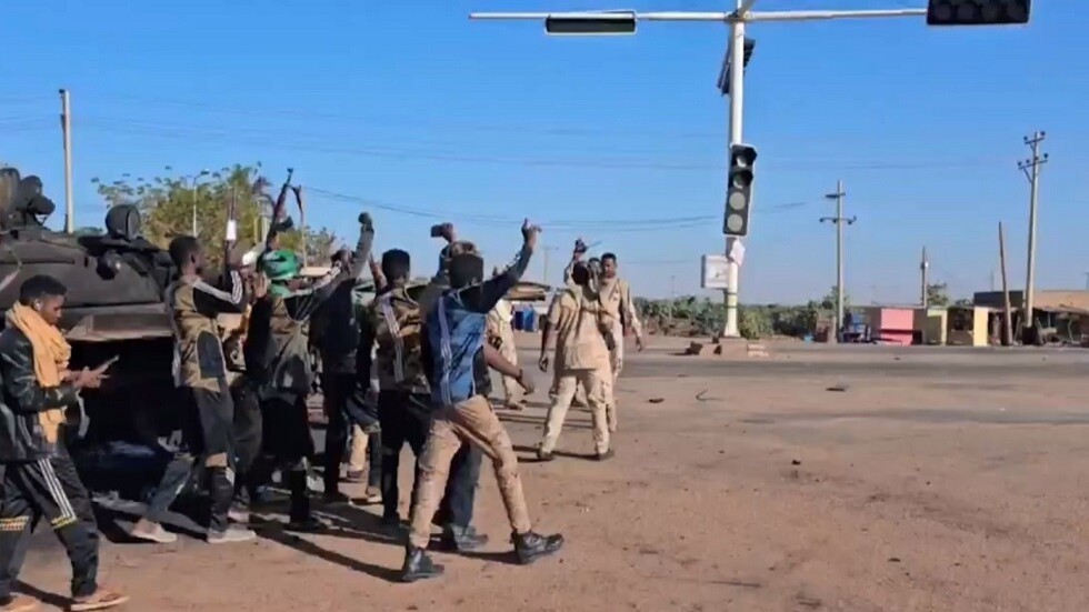 السودان.. "الدعم السريع" تسيطر على ود مدني والجيش يفتح تحقيقا في انسحاب قواته من مواقعها (فيديو)