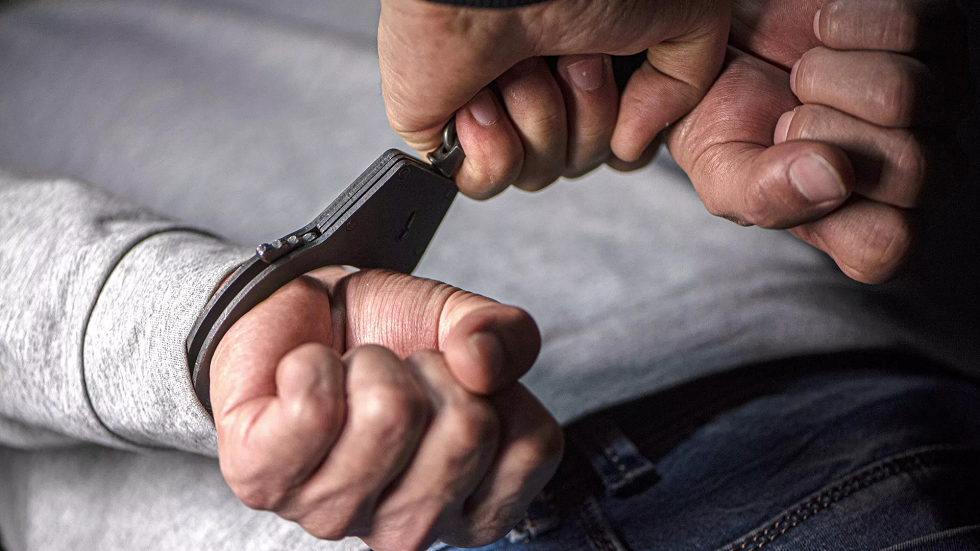 العدل الأمريكية تصدر حكما بالسجن وغرامة مالية بحق موظف في سلاح البحرية بتهمة نقل معلومات سرية للصين