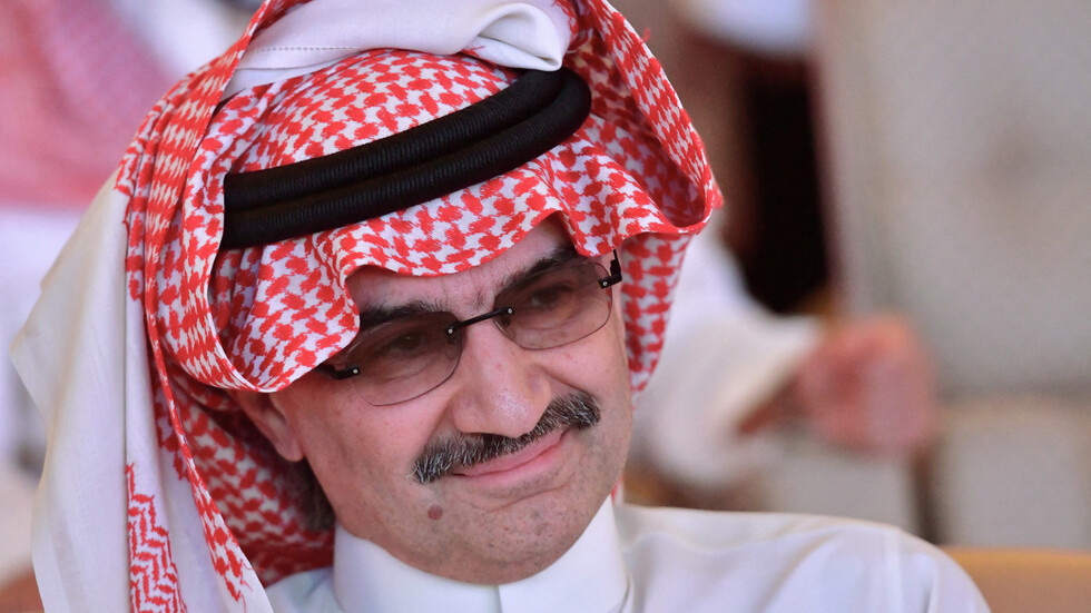 السعودية.. تداول مقطع فيديو طريف لطفل يدخل في تحد مع الأمير الوليد بن طلال ويخسره (فيديو)