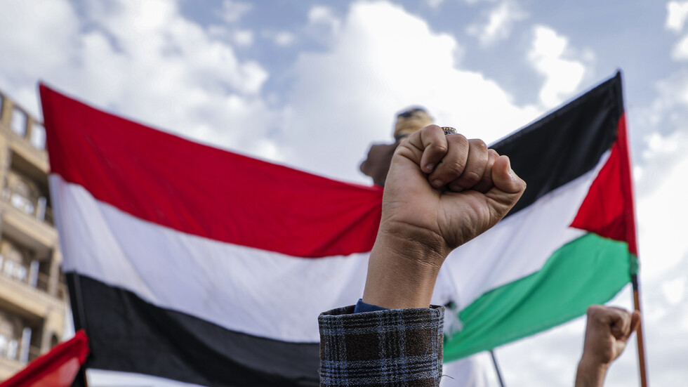 قيادي حوثي: نرد الآن بقوة على البوارج الأمريكية والبريطانية في البحر الأحمر