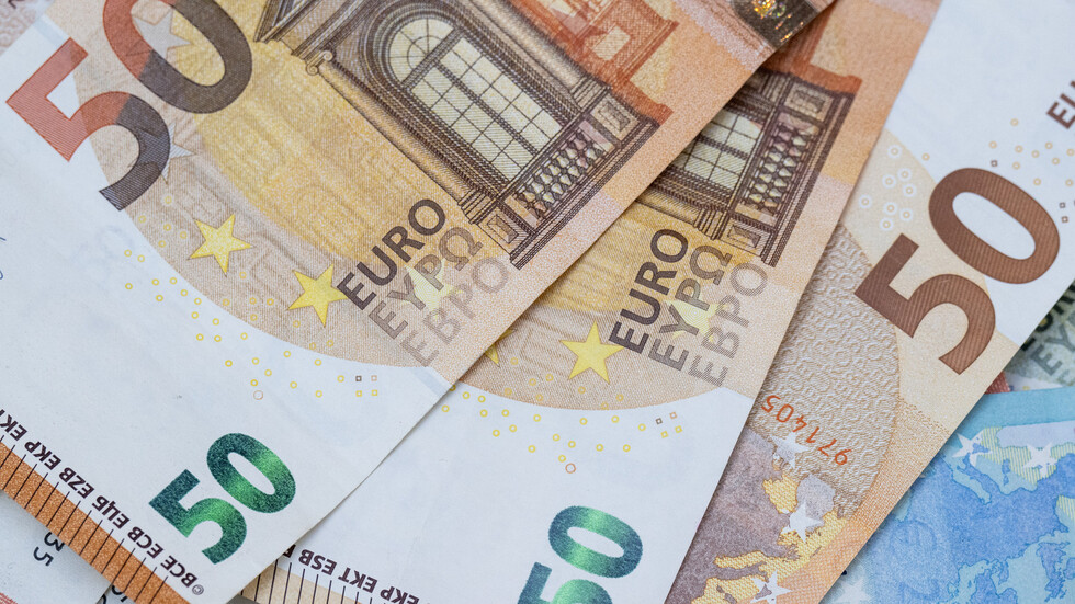 في بورصة موسكو.. اليورو ينخفض بشكل حاد لفترة وجيزة