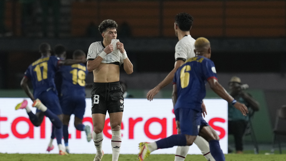 "كنت بين الحياة والموت".. أول تعليق لنجم منتخب مصر إمام عاشور بعد تعرضه لإصابة قوية