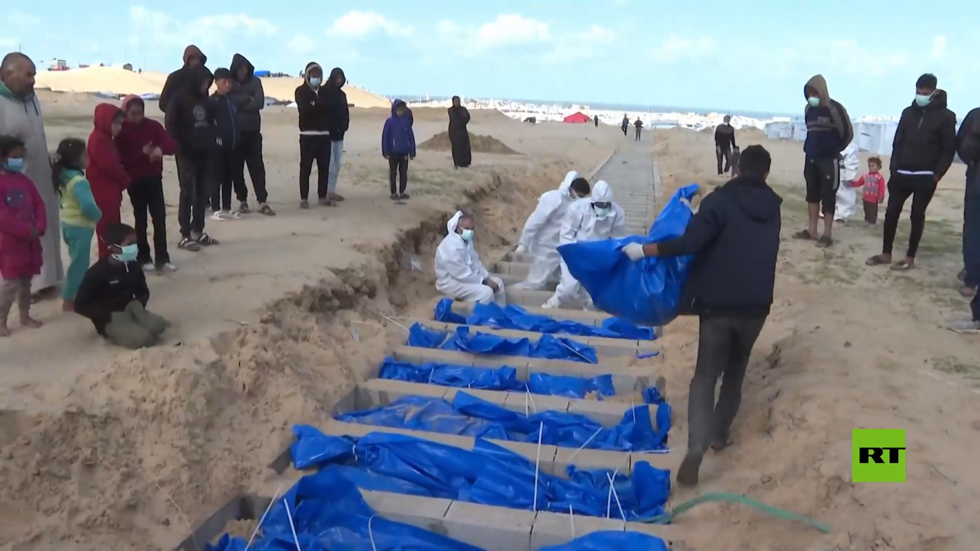 دفن 80 جثة في مقبرة جماعية في رفح