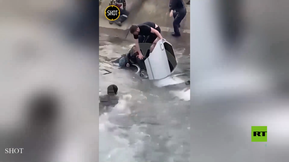 شاهد.. مواطنون في داغستان يخاطرون بحياتهم لإنقاذ 4 أشخاص من سيارة غارقة