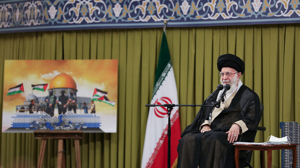 خامنئي يدعو الدول الإسلامية إلى "توجيه ضربة قاضية" لإسرائيل ويحدد كيفيتها