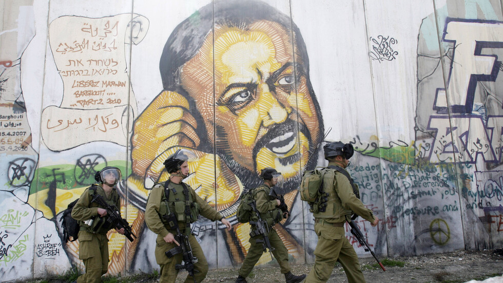 "حين يرتعش الجلاد من الضحية".. صورة بألف عنوان لجندي إسرائيلي وشاب فلسطيني تثير تفاعلا كبيرا