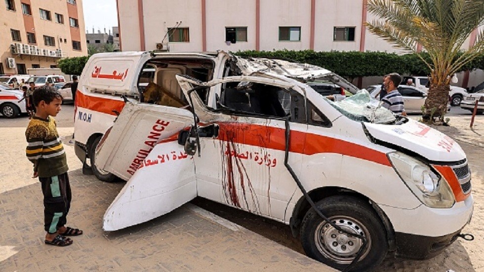 نشطاء إسرائيليون يتداولون صورة لاعتقال الجيش طواقم طبية بغزة وإهانتهم