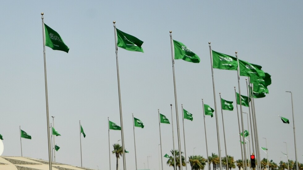 السعودية.. مقطع فيديو يوثق مهاجمة 4 أشخاص لشخصين بمكان عام والداخلية تصدر بيانا عن الواقعة (فيديو)