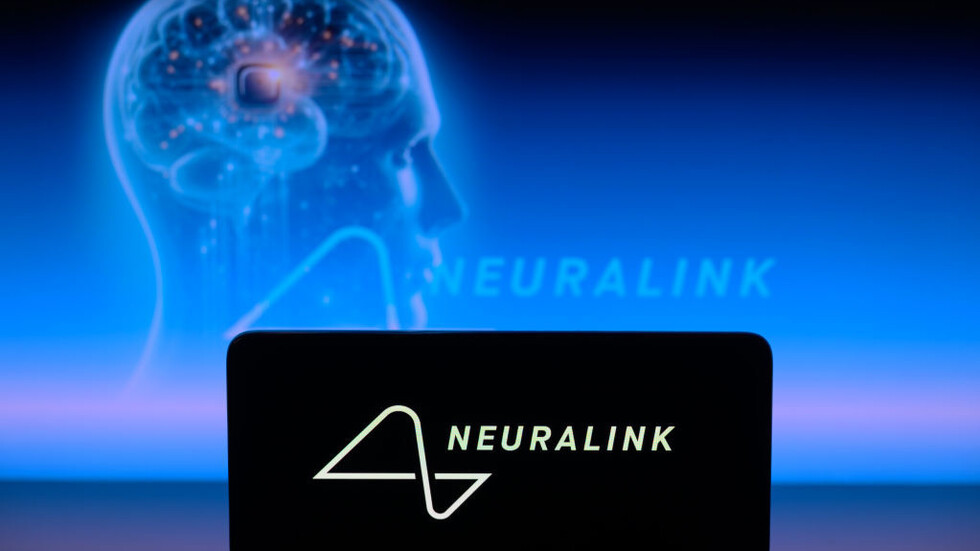 ماسك يؤكد قدرة أول حاصل على شريحة Neuralink الدماغية على تحريك فأرة كمبيوتر بأفكاره فقط