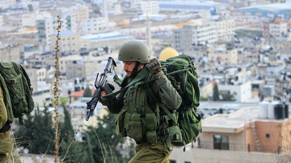 الجيش الإسرائيلي يقتحم منازل منفذي عملية القدس