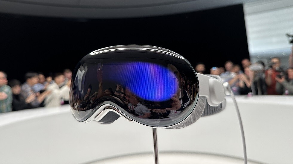 بعض مستخدمي Apple Vision Pro يشتكون من تشقق الزجاج الواقي لنظارتهم