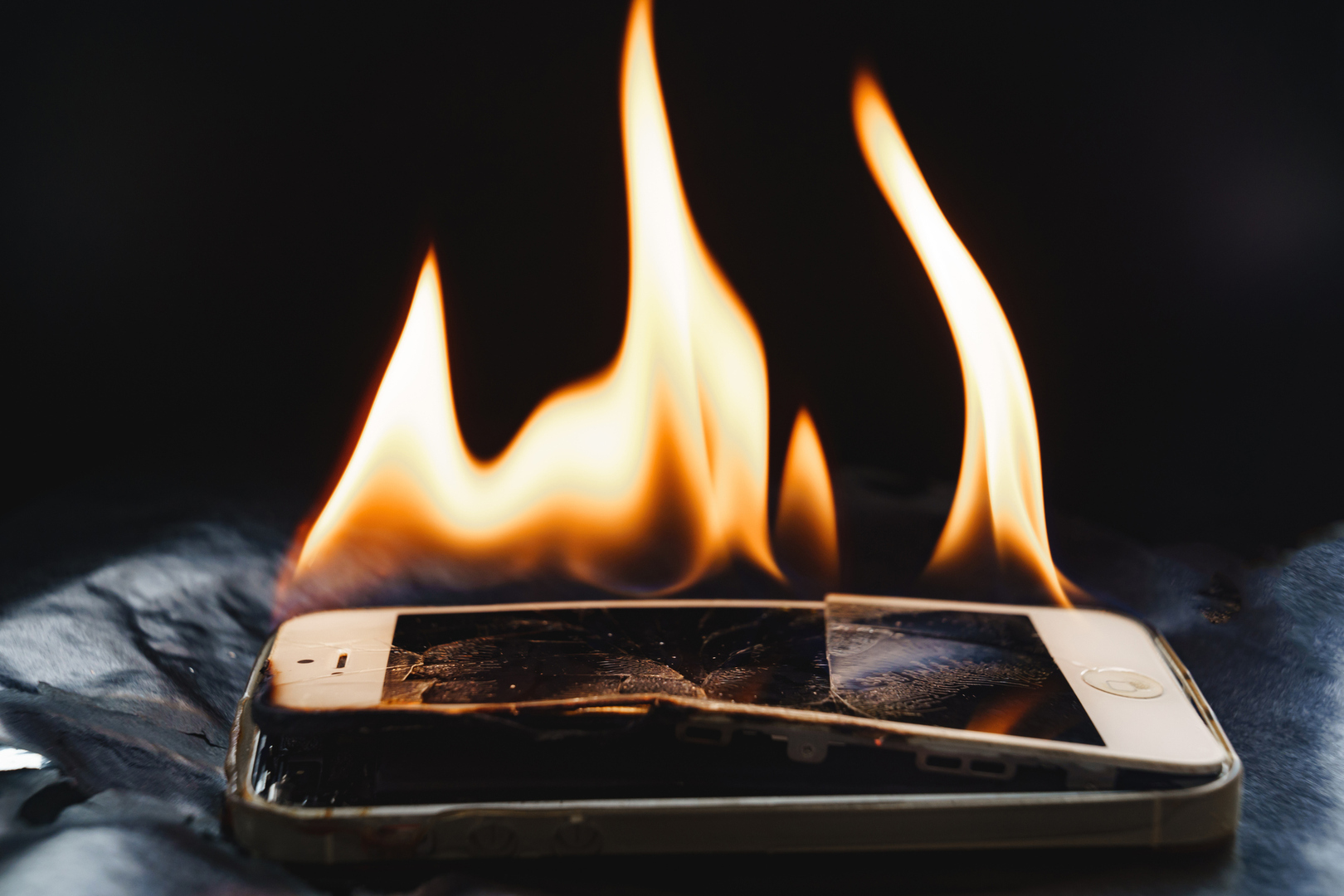 اشتعال هاتف محمول في يد مواطن بسوهاج