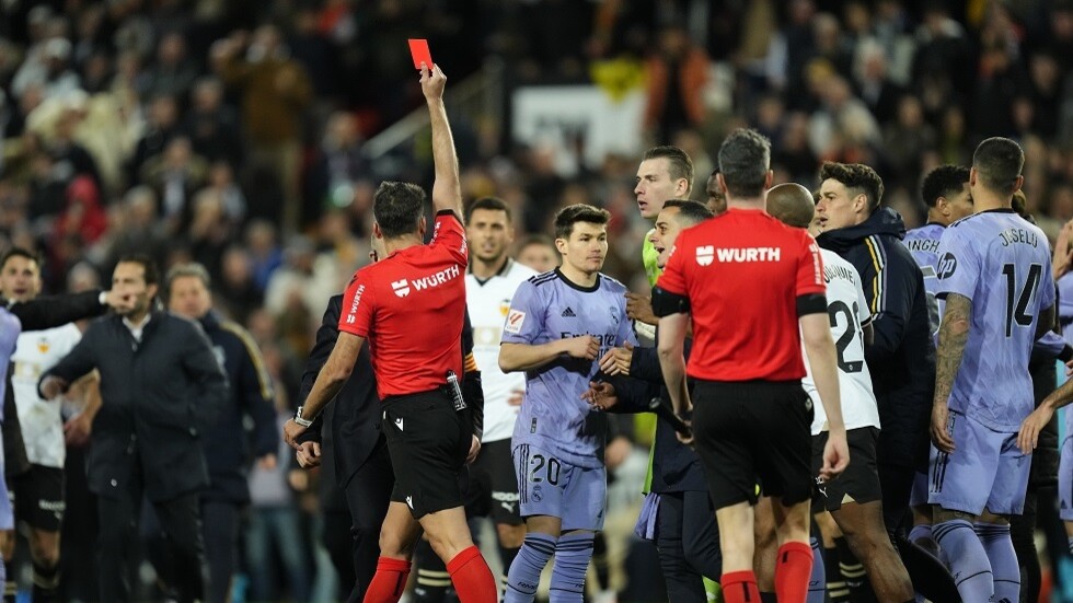 ريال مدريد يسقط في كمين فالنسيا.. إصابة قوية وإلغاء هدف مثير للجدل وحالة طرد