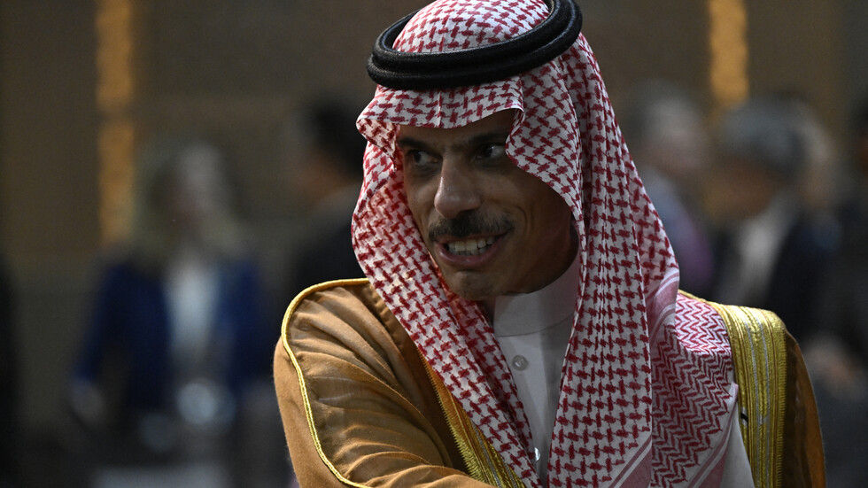 وزير الخارجية السعودي الأمير فيصل بن فرحان يثير بسيارته تفاعلا (فيديو)