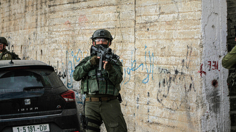 الجيش الإسرائيلي يشن حملة اقتحامات واعتقالات في الضفة الغربية (فيديو)