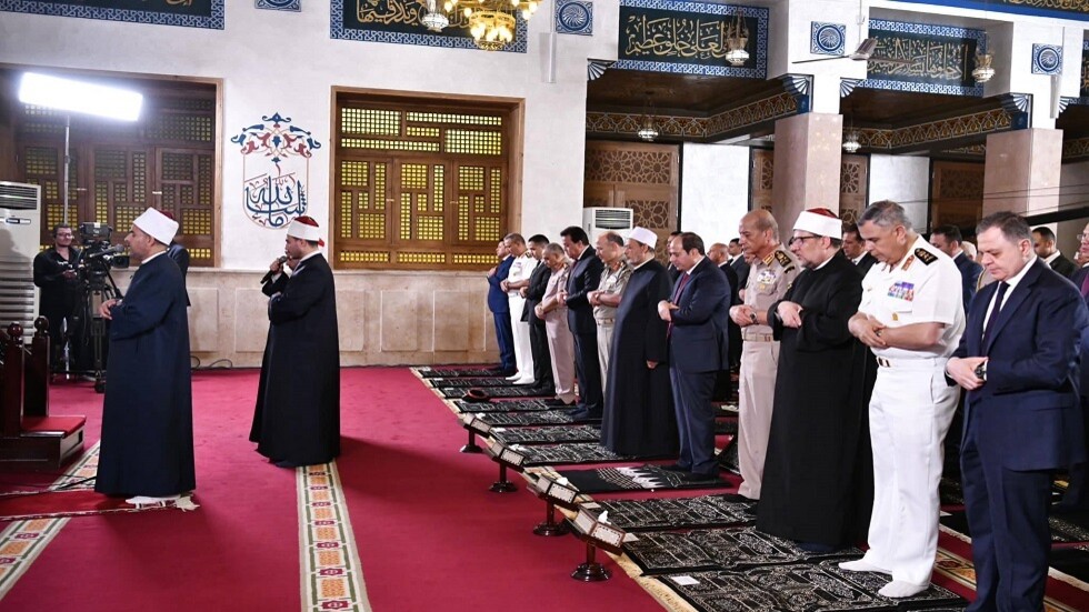 في "يوم الشهيد".. السيسي يؤدي صلاة الجمعة في مسجد المشير طنطاوي (فيديو)
