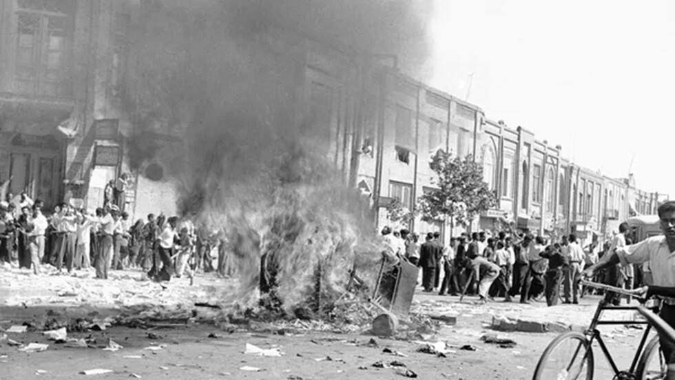عن أم الثورات الملونة.. رئيس أمريكي من القاهرة: 