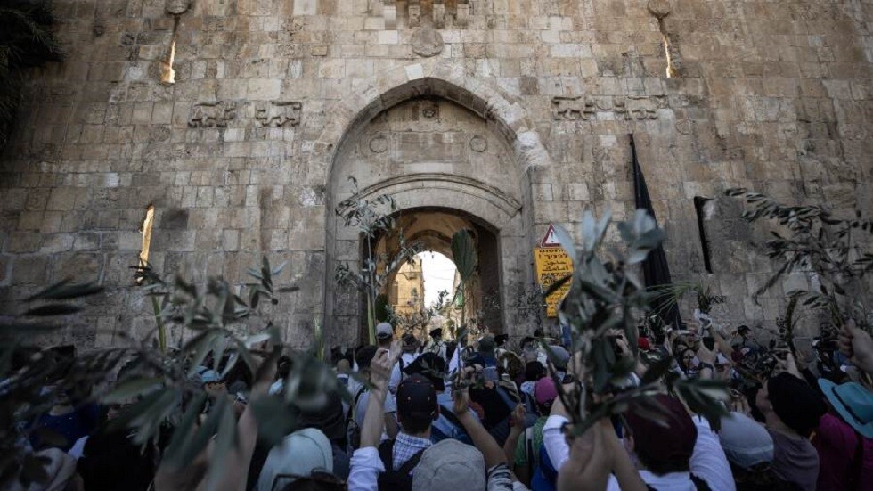 إسرائيل تمنع آلاف الفلسطينيين المسيحيين من الوصول إلى القدس لإحياء "أحد الشعانين" (صور)