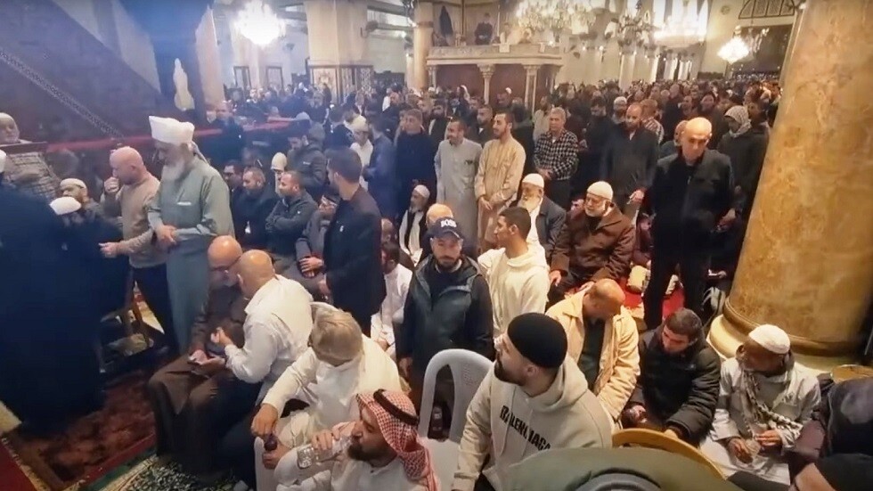 الشرطة الإسرائيلية والمستوطنون يعتدون على المصلين أثناء خروجهم من صلاة التراويح في المسجد الأقصى