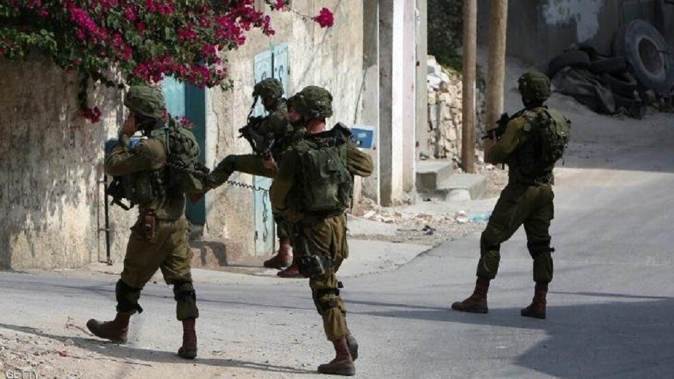 يصرخ خوفا في نومه.. طفل فلسطيني يتعرض لتنكيل الجيش الإسرائيلي بسبب سترة تحمل صورة سلاح (فيديو)