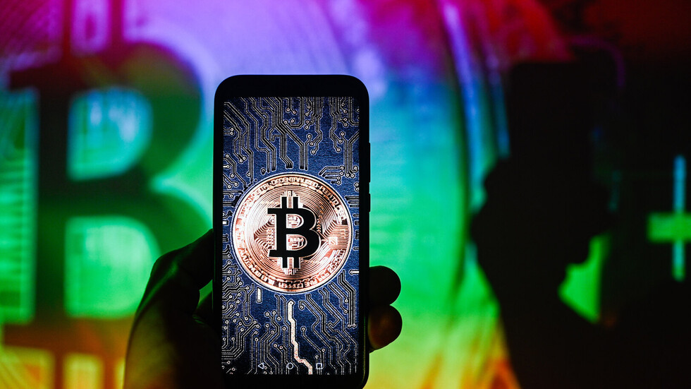 عملة "البيتكوين" تعزز مكاسبها وتصعد فوق مستوى 71 ألف دولار